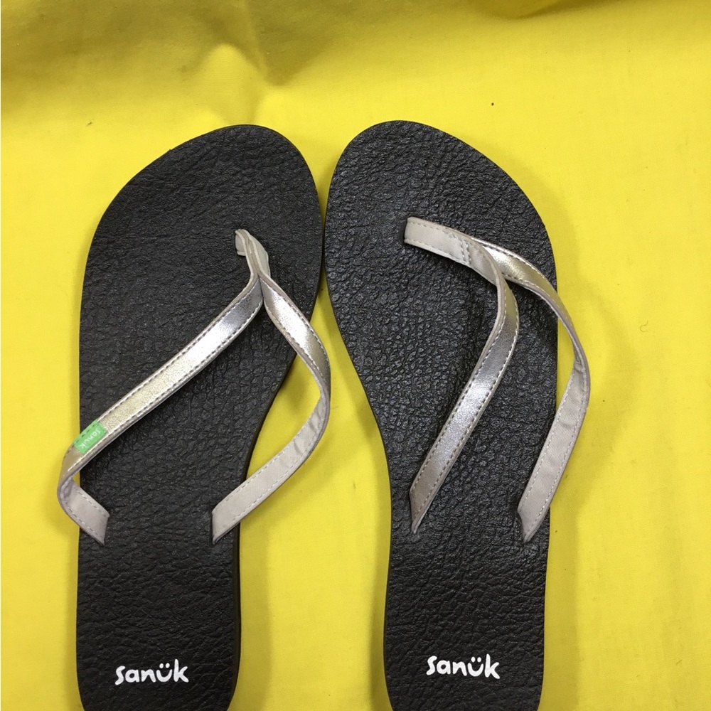 Sanuk Women's Metallic Silver and Black Flip Flop Sandals SZ 8 - Picture 3 of 8